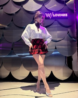 Urvashi Rautela feet photo thumbnail
