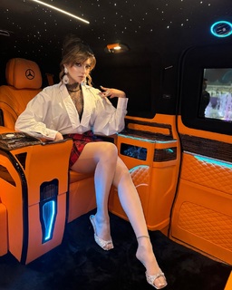 Urvashi Rautela feet photo thumbnail