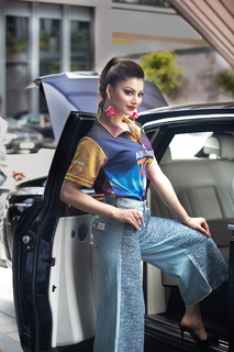 Urvashi Rautela feet photo thumbnail