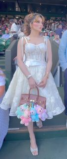 Urvashi Rautela feet photo thumbnail