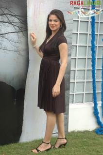 Urvashi Sharma feet photo 9