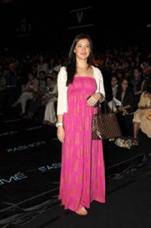 Urvashi Sharma feet photo 18