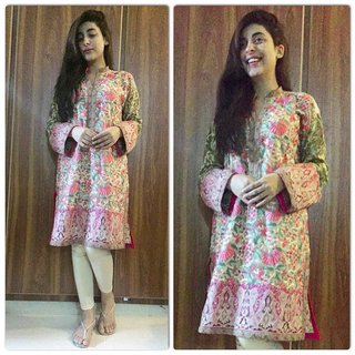 Urwa Hocane feet photo 6