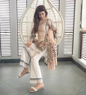 Urwa Hocane feet photo 13