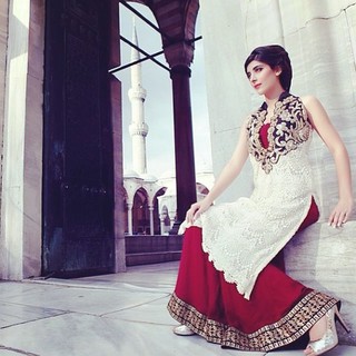 Urwa Hocane feet photo 11