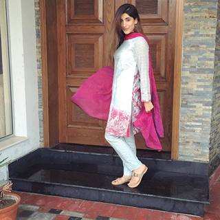 Urwa Hocane feet photo 5