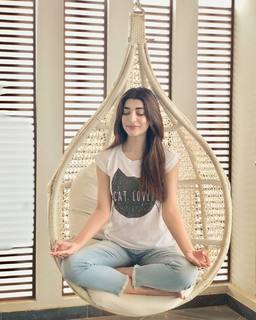 Urwa Hocane feet photo 18