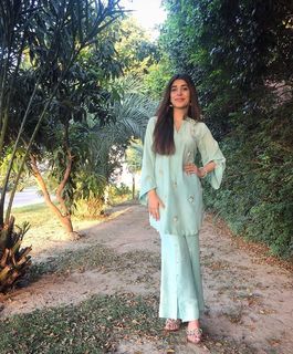 Urwa Hocane feet photo 7