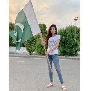 Urwa Hocane feet photo 4