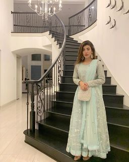 Urwa Hocane feet photo 3