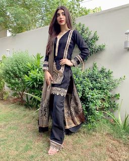 Urwa Hocane feet photo 2