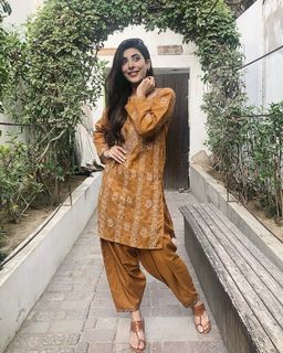 Urwa Hocane feet photo 1