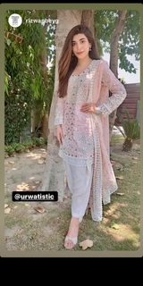 Urwa Hocane feet photo 12