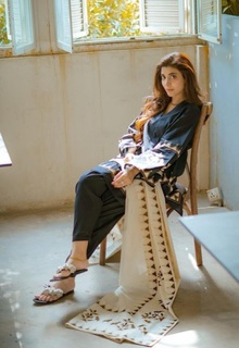 Urwa Hocane feet photo 9