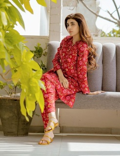 Urwa Hocane feet photo 8