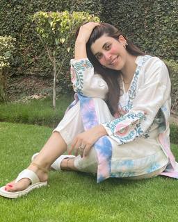 Urwa Hocane feet photo 4