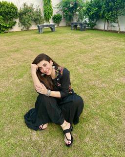 Urwa Hocane feet photo 19