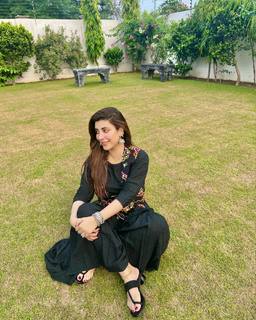 Urwa Hocane feet photo 18
