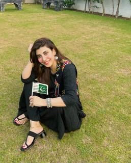 Urwa Hocane feet photo 17