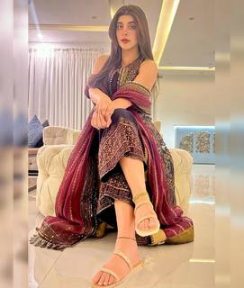 Urwa Hocane feet photo 12