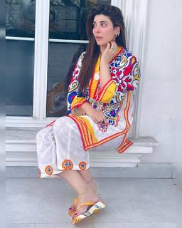 Urwa Hocane feet photo 11