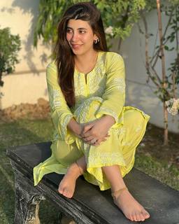 Urwa Hocane feet photo 10