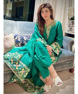 Urwa Hocane feet photo 9