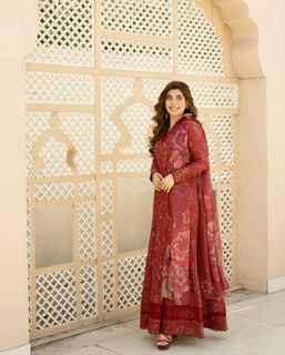 Urwa Hocane feet photo 4
