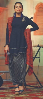 Ushna Shah feet photo 19