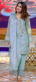 Ushna Shah feet photo 9
