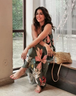 Ushna Shah feet photo 9
