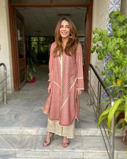 Ushna Shah feet photo 17