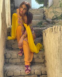 Ushna Shah feet photo 4
