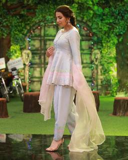Ushna Shah feet photo 19