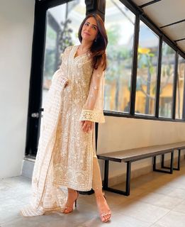 Ushna Shah feet photo 10