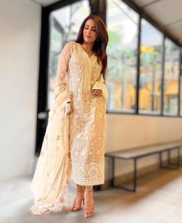 Ushna Shah feet photo 9