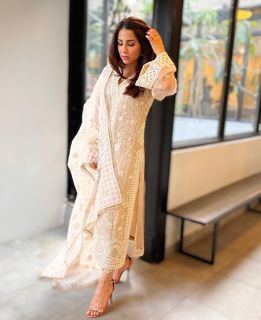 Ushna Shah feet photo 8
