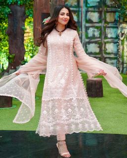 Ushna Shah feet photo 14