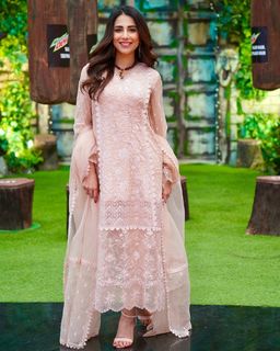 Ushna Shah feet photo 12
