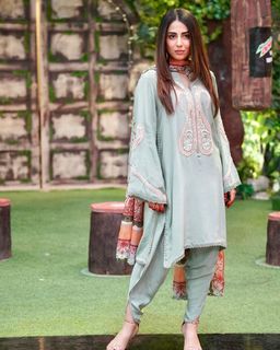 Ushna Shah feet photo 9
