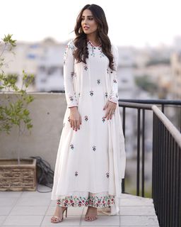 Ushna Shah feet photo 7