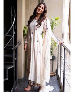 Ushna Shah feet photo 6