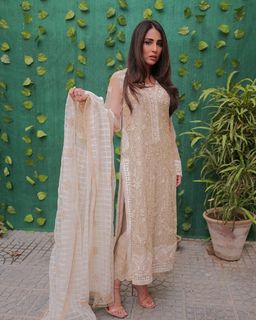 Ushna Shah feet photo 5
