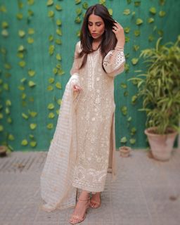 Ushna Shah feet photo 4