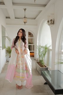 Ushna Shah feet photo 3