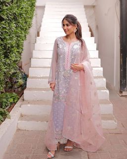 Ushna Shah feet photo 1