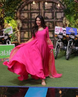 Ushna Shah feet photo 11