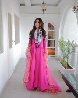 Ushna Shah feet photo 10