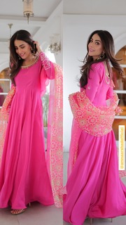Ushna Shah feet photo 9
