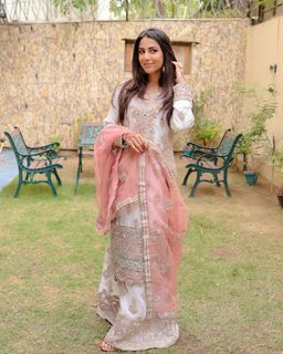Ushna Shah feet photo 8